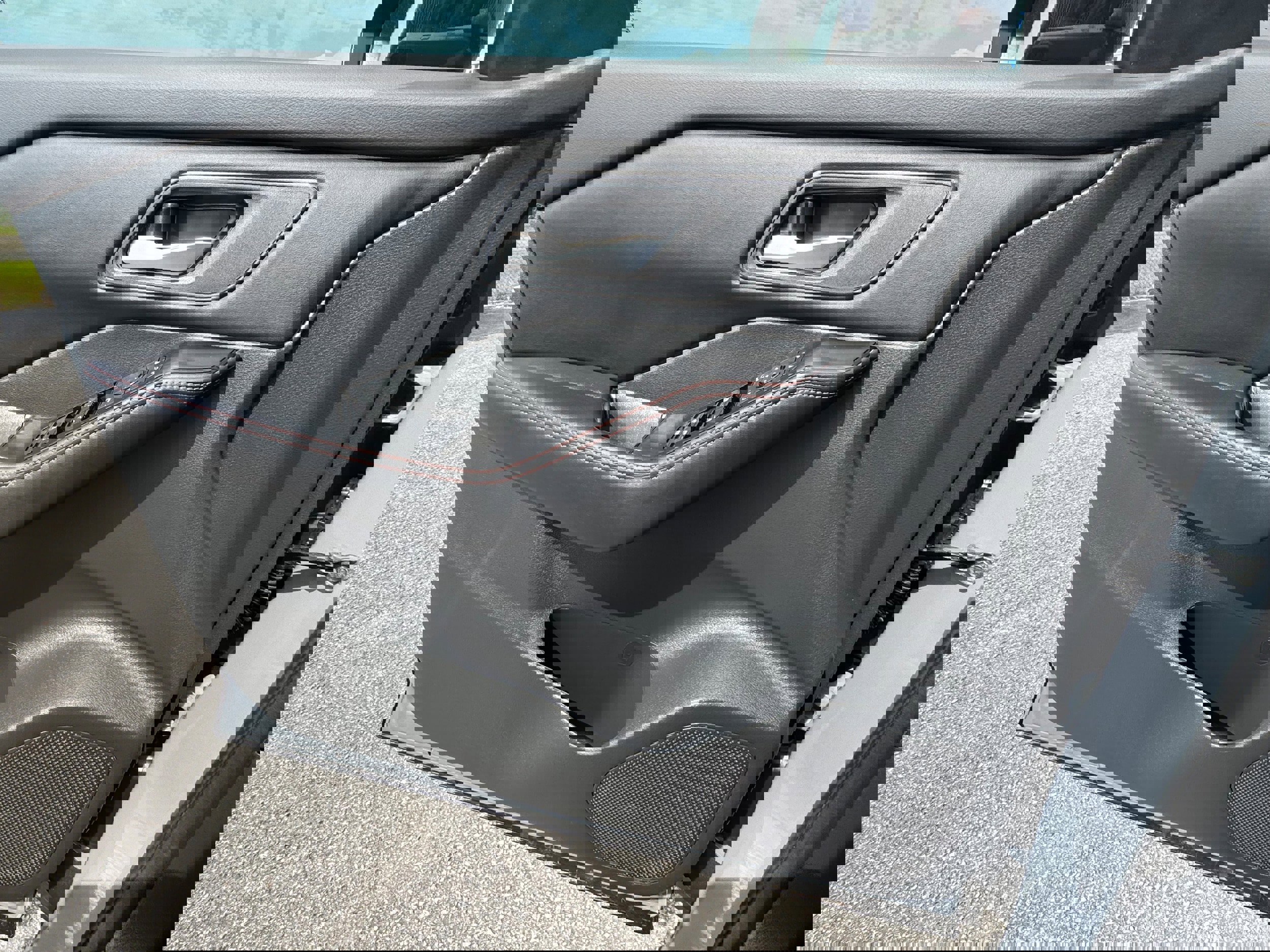 Used 2025 Nissan Rogue SV image 16