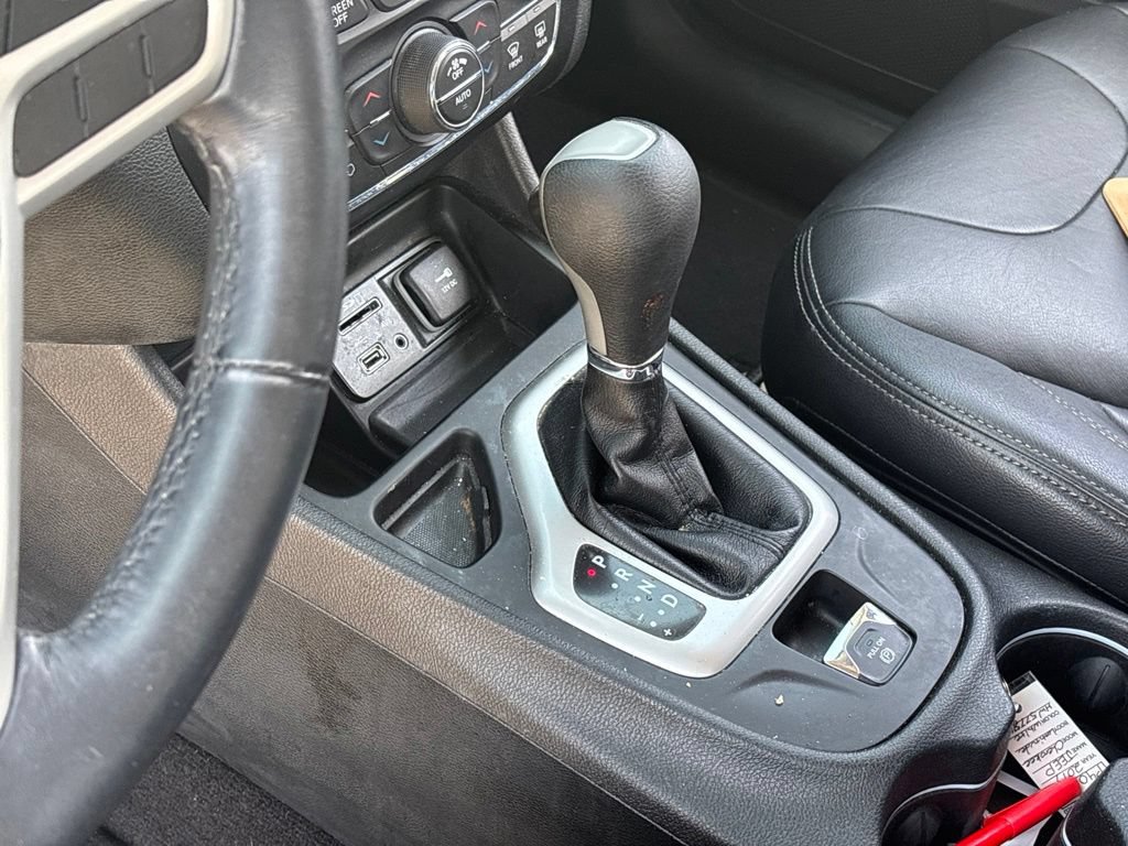 Used 2017 Jeep Cherokee Latitude w/ Comfort/Convenience Group FWD image 21