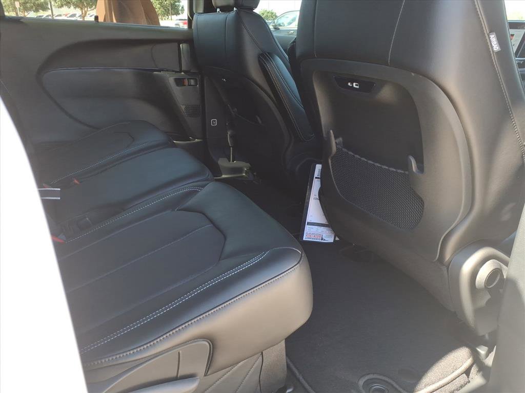 New 2026 Chrysler Pacifica Select image 8