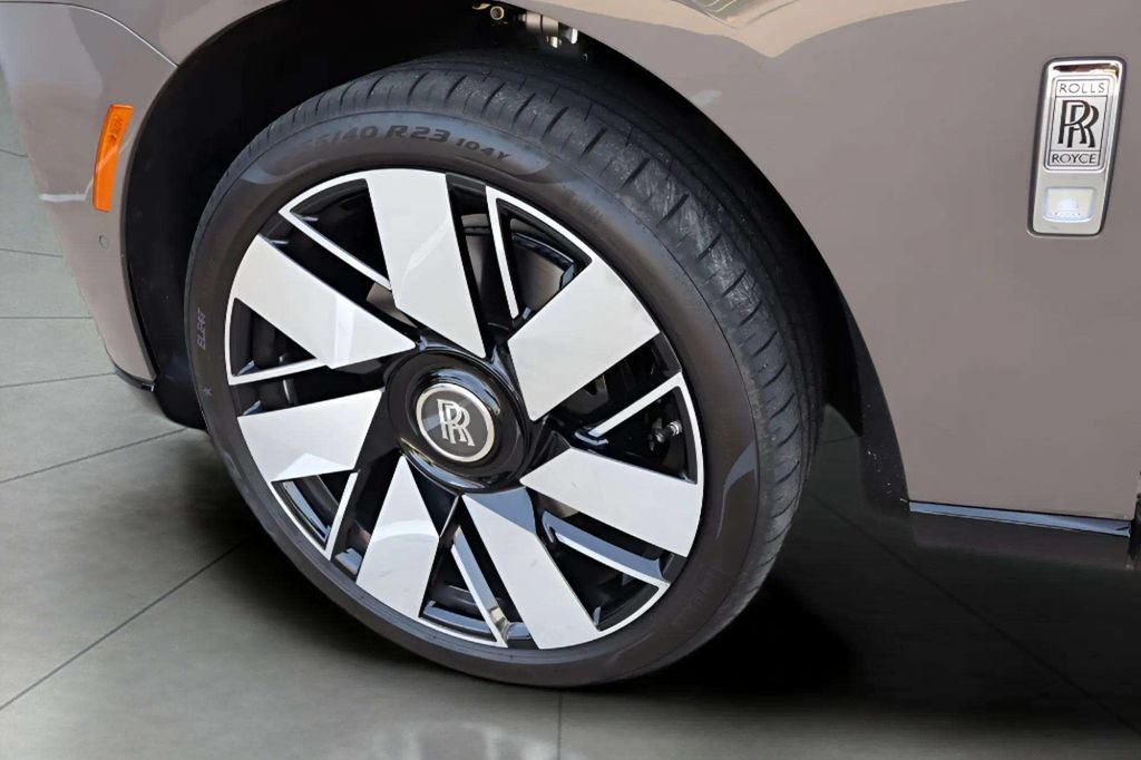 Used 2026 Rolls-Royce Cullinan AWD/4WD image 19