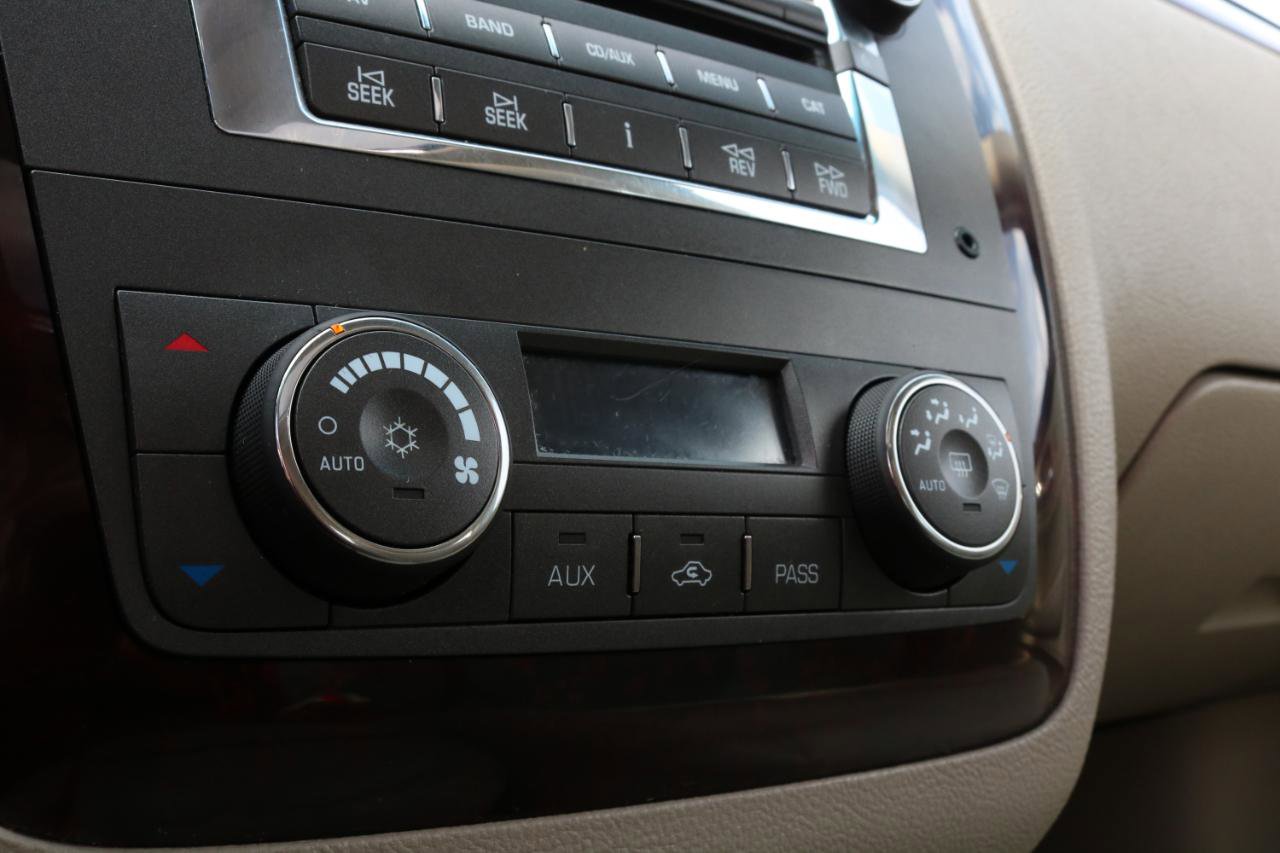 Used 2009 Cadillac DTS w/ Sun And Sound Package image 31