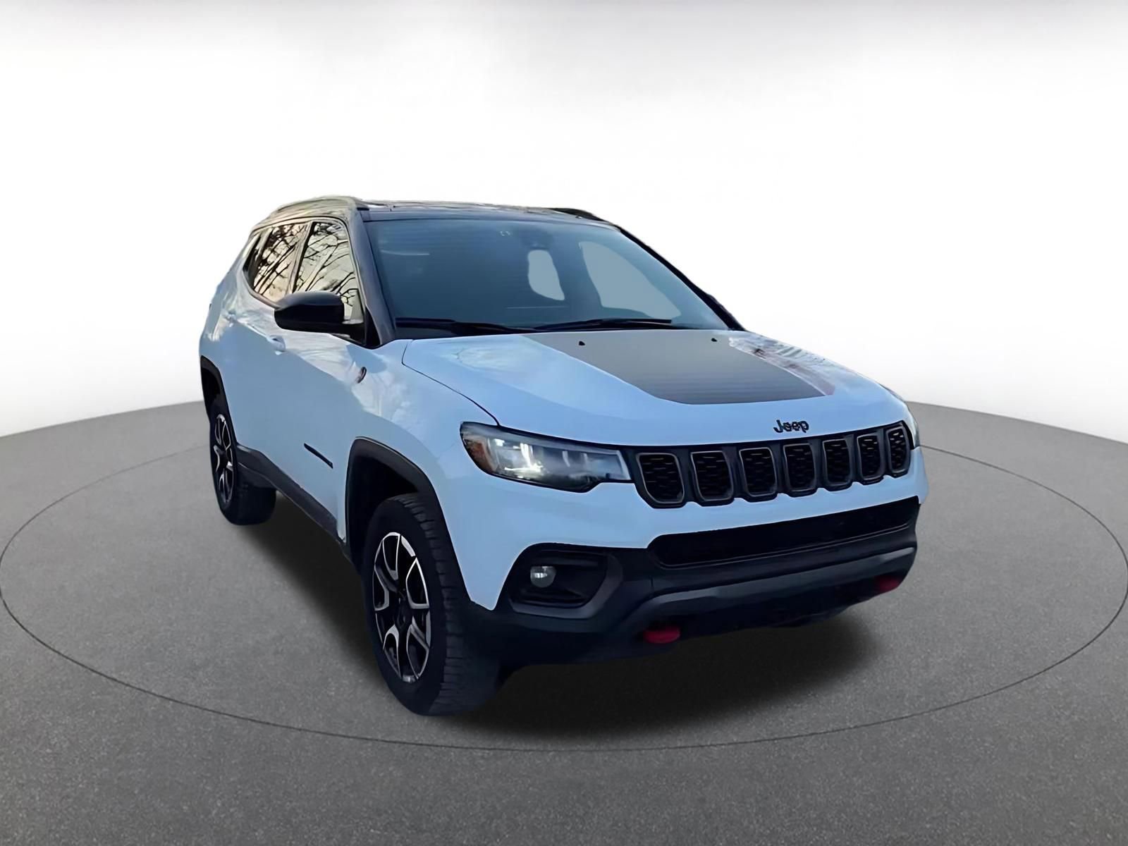 Used 2025 Jeep Compass Trailhawk image 3