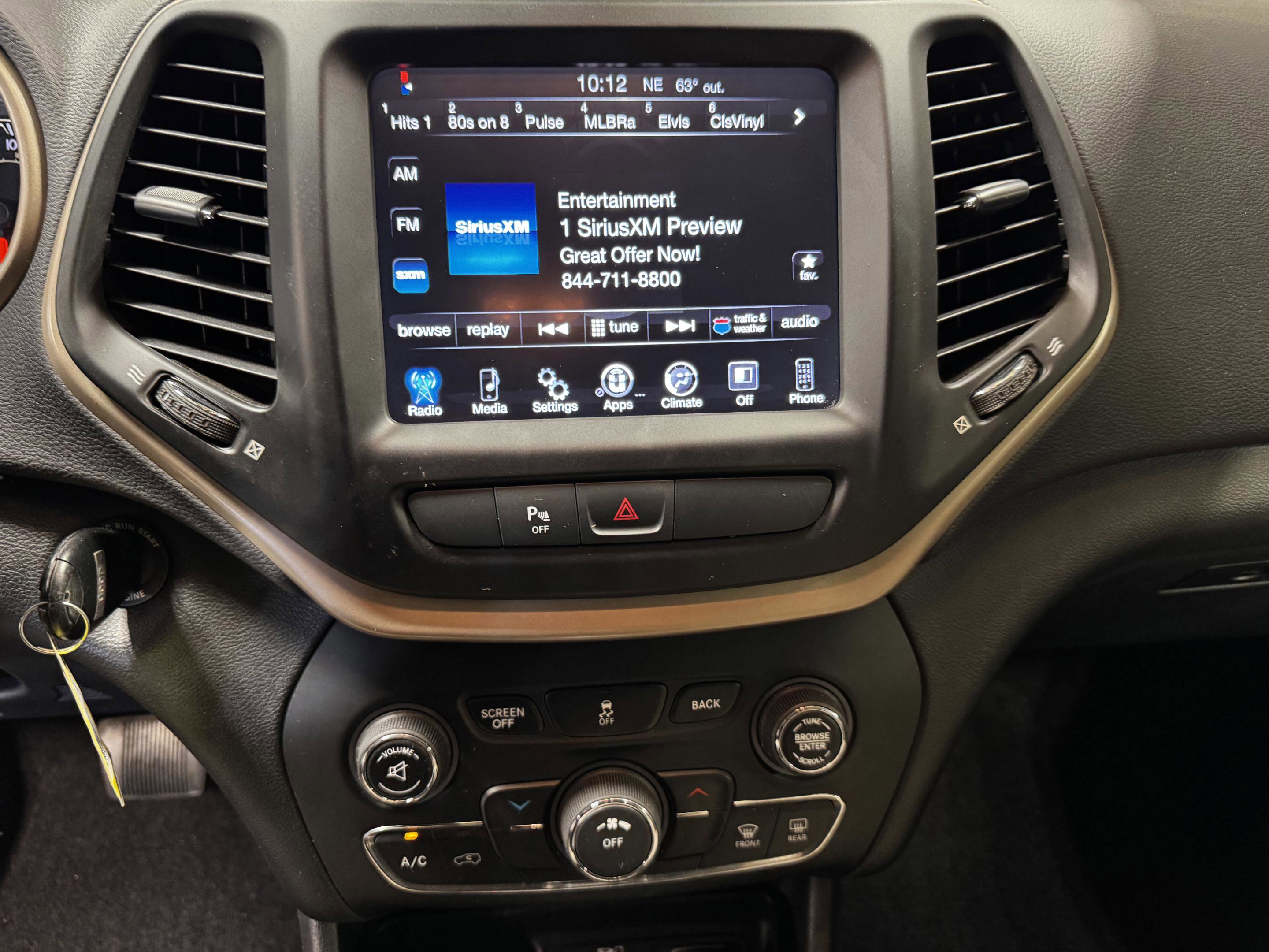 Used 2017 Jeep Cherokee Latitude w/ Safety/Convenience Group FWD image 15