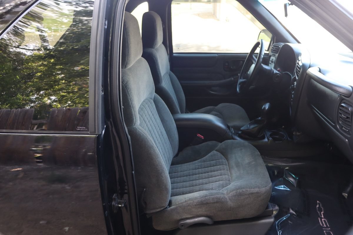 Used 2002 Chevrolet Blazer LS w/ Preferred Equipment Group AWD/4WD image 19