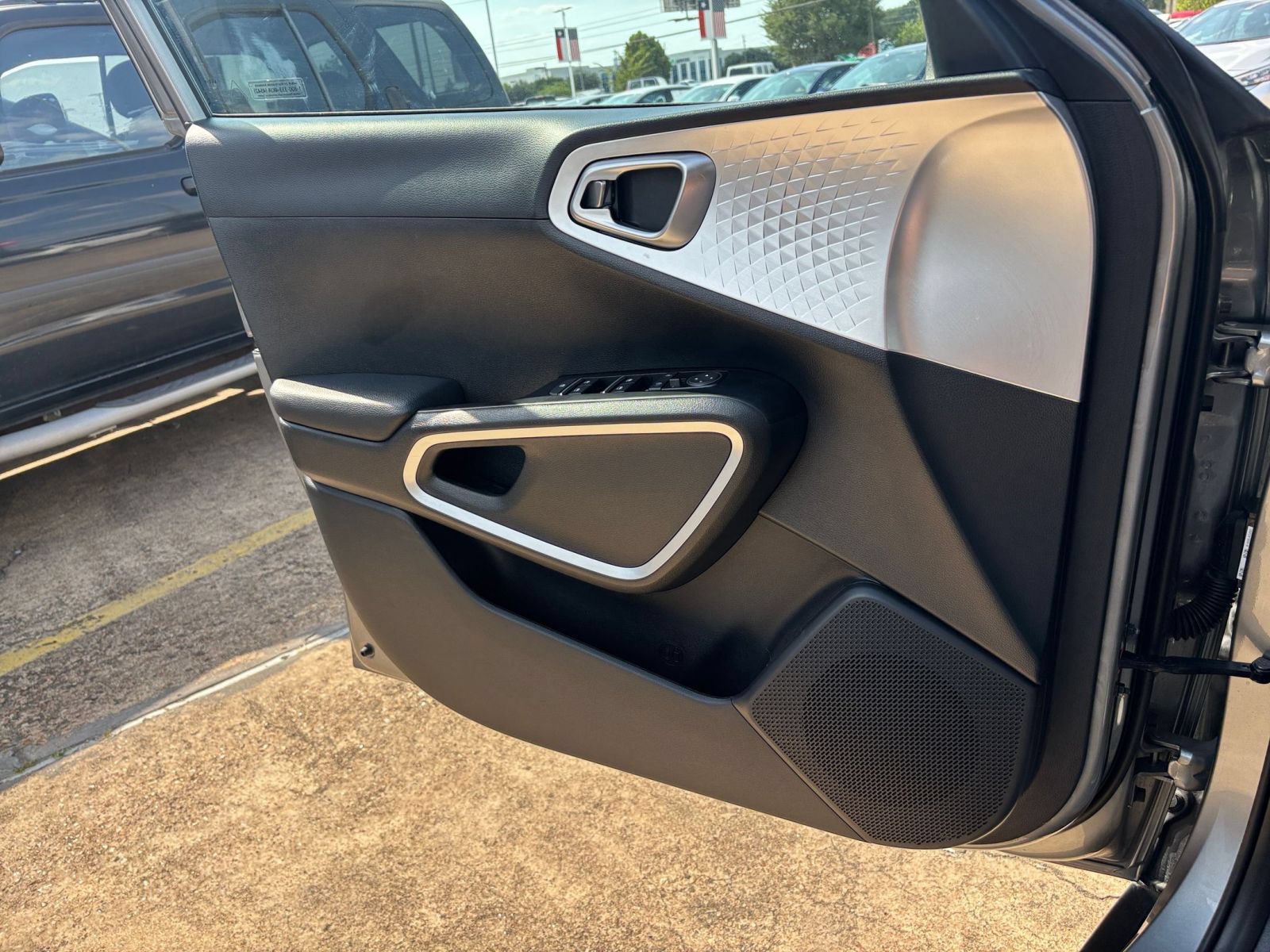 Used 2025 Kia Soul LX w/ LX Technology Package FWD image 15