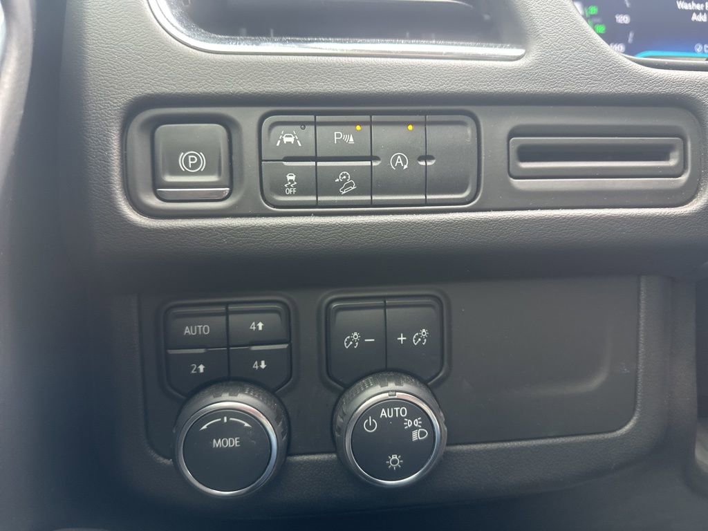 Used 2023 Chevrolet Suburban Premier image 22