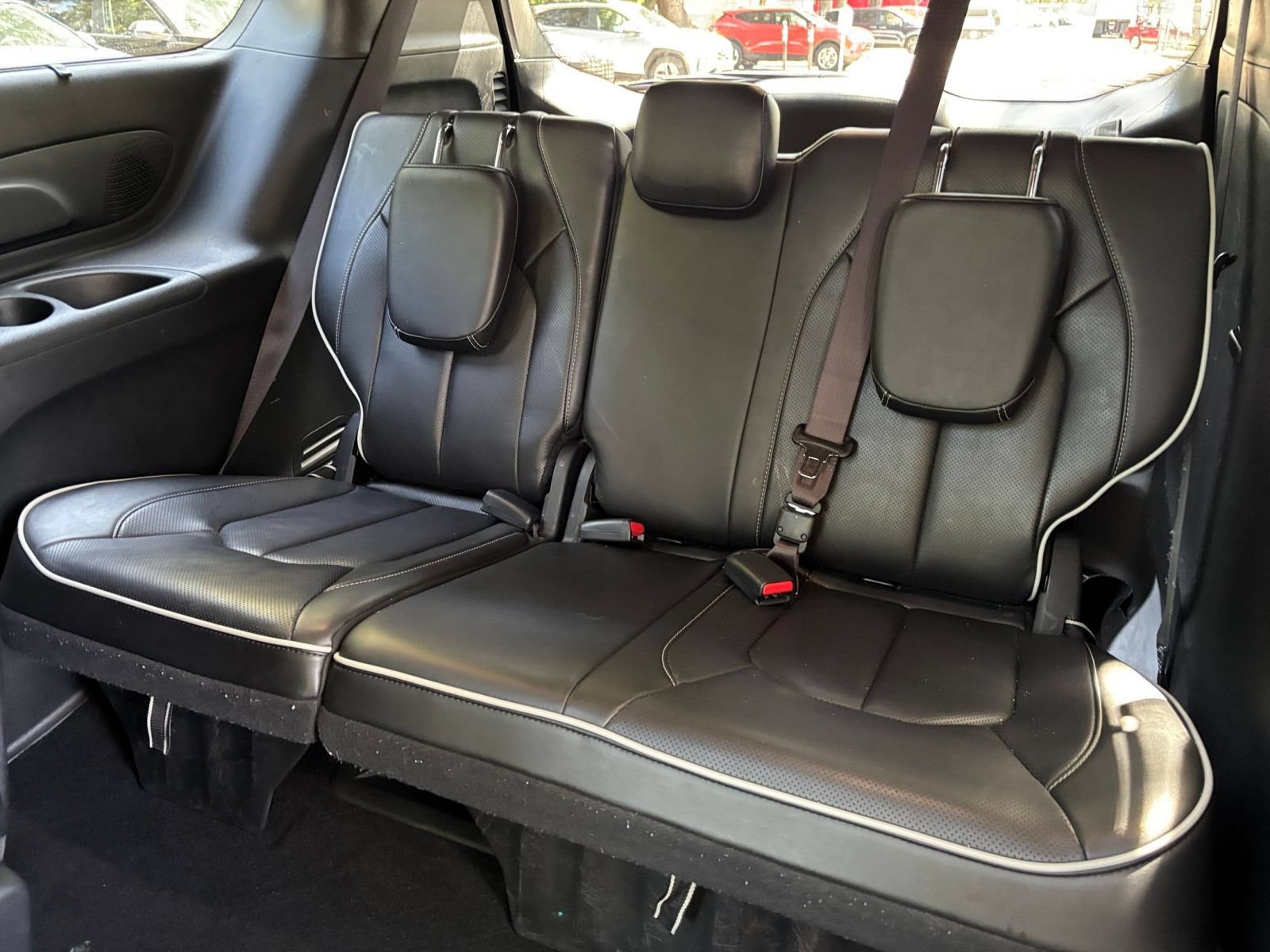 Used 2025 Chrysler Pacifica Limited FWD image 32