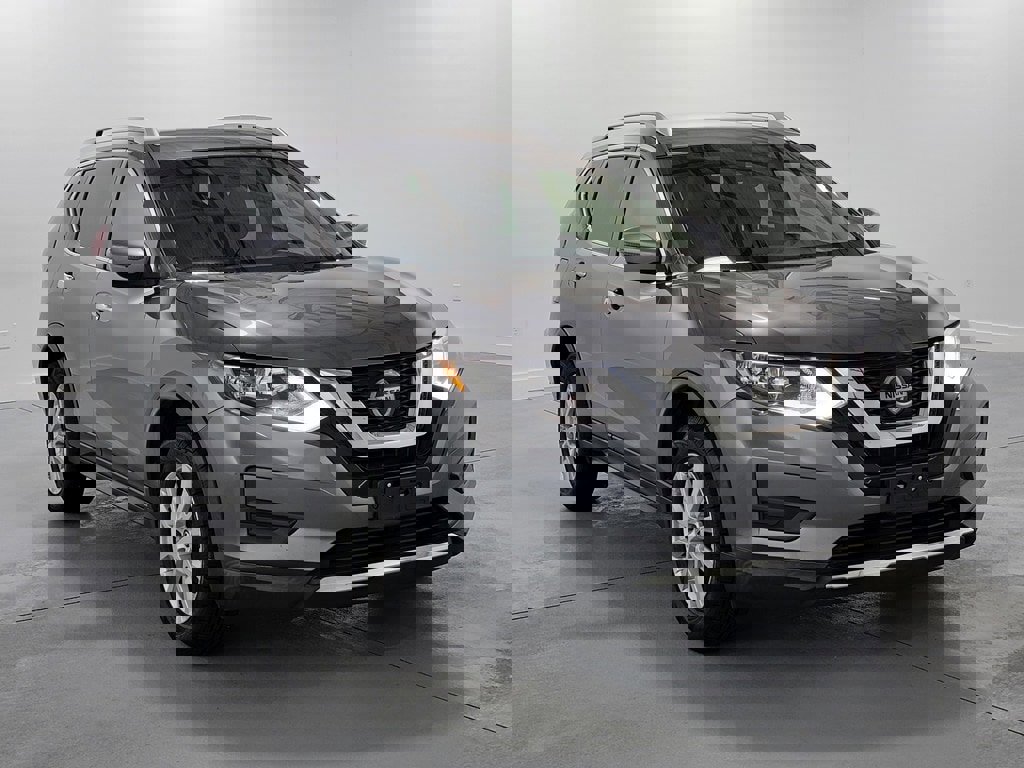 Used 2019 Nissan Rogue SV image 2