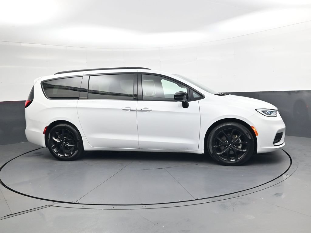 Used 2025 Chrysler Pacifica Limited image 3