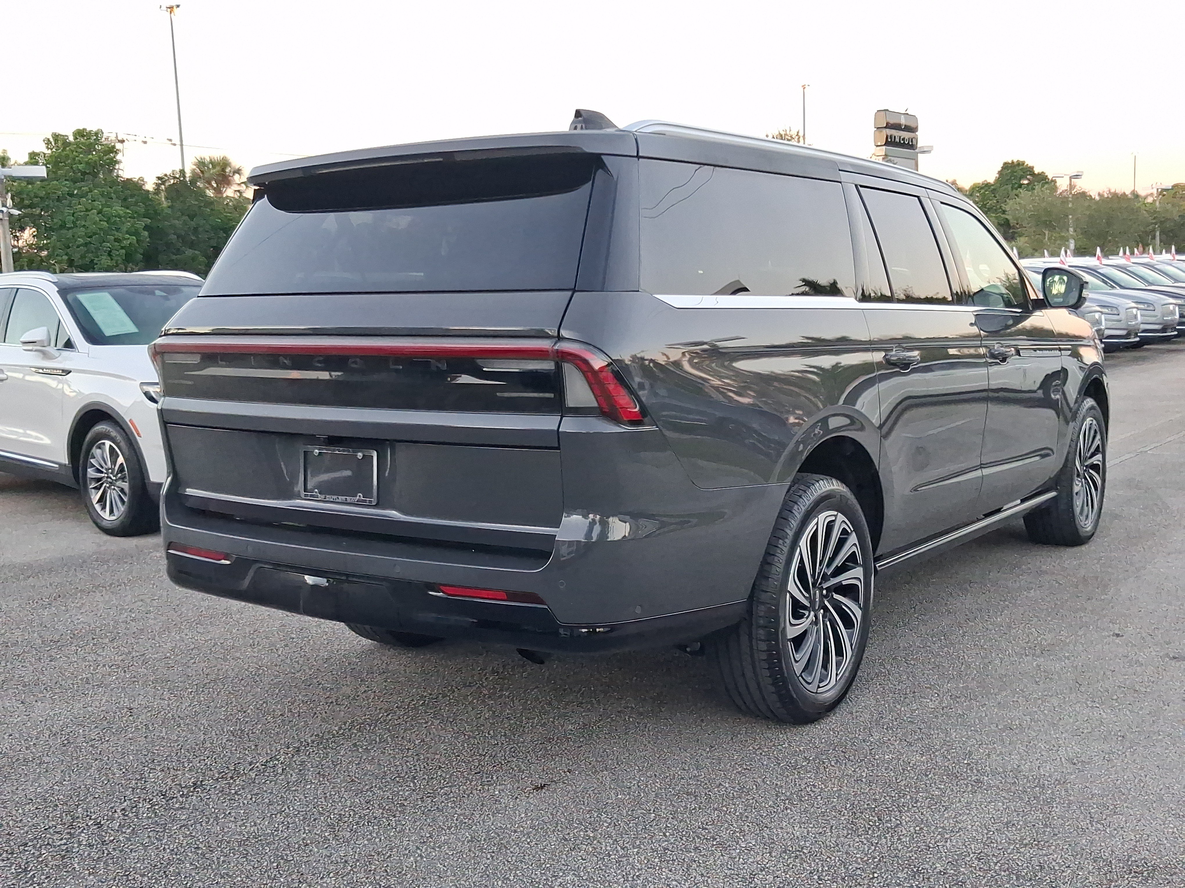 Used 2025 Lincoln Navigator L Black Label AWD/4WD image 4