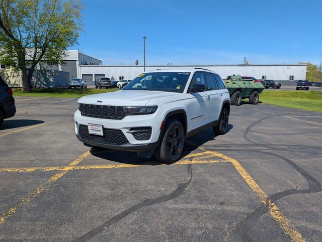 Used 2022 Jeep Grand Cherokee Altitude AWD/4WD image 3