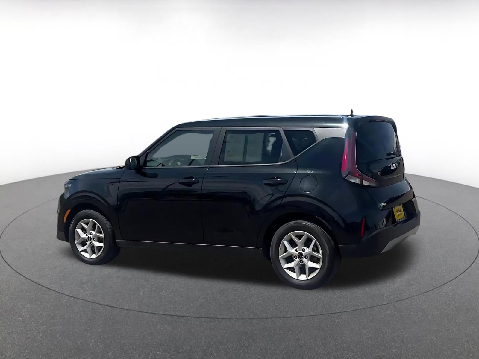 Used 2025 Kia Soul LX w/ LX Technology Package FWD image 10