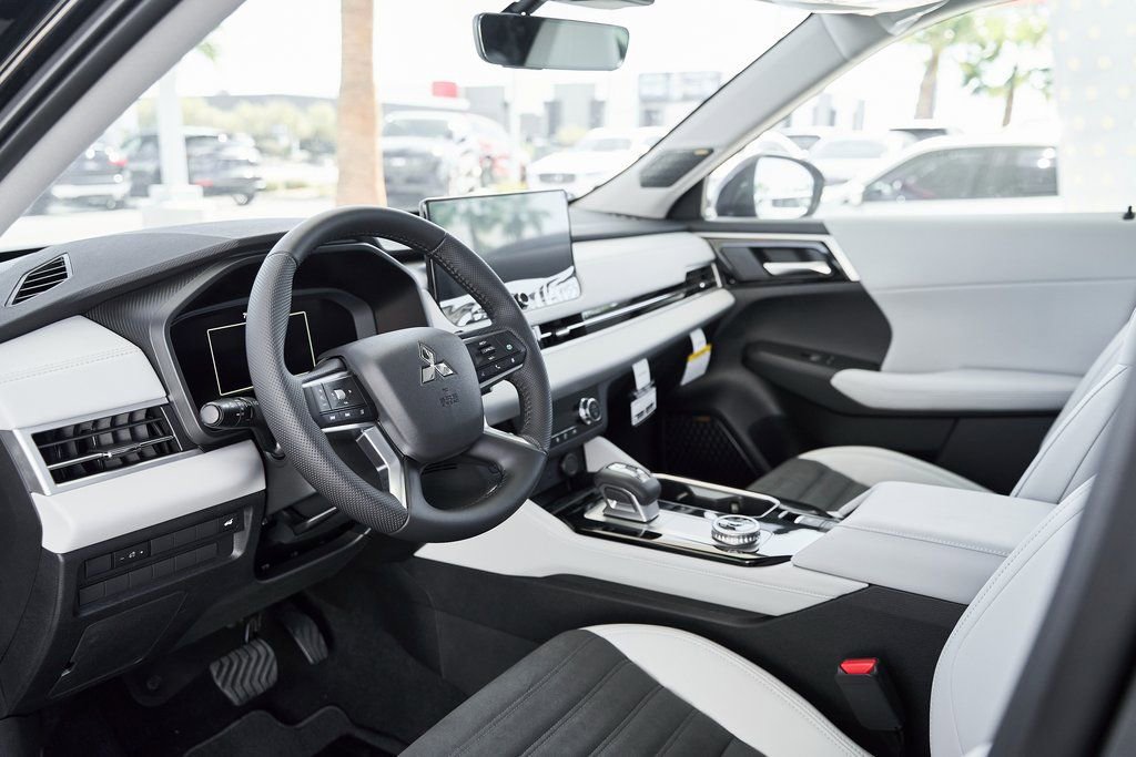 Used 2025 Mitsubishi Outlander SE FWD image 2