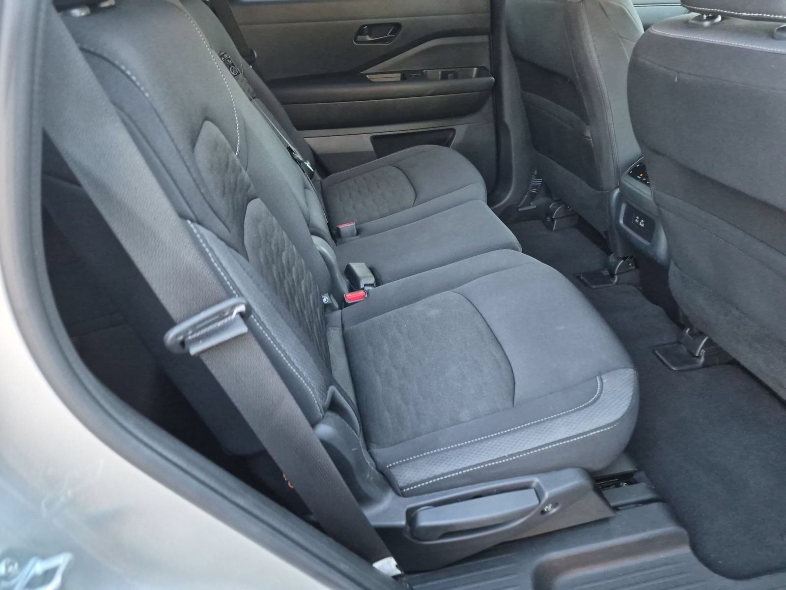 Used 2025 Nissan Pathfinder SV FWD image 18
