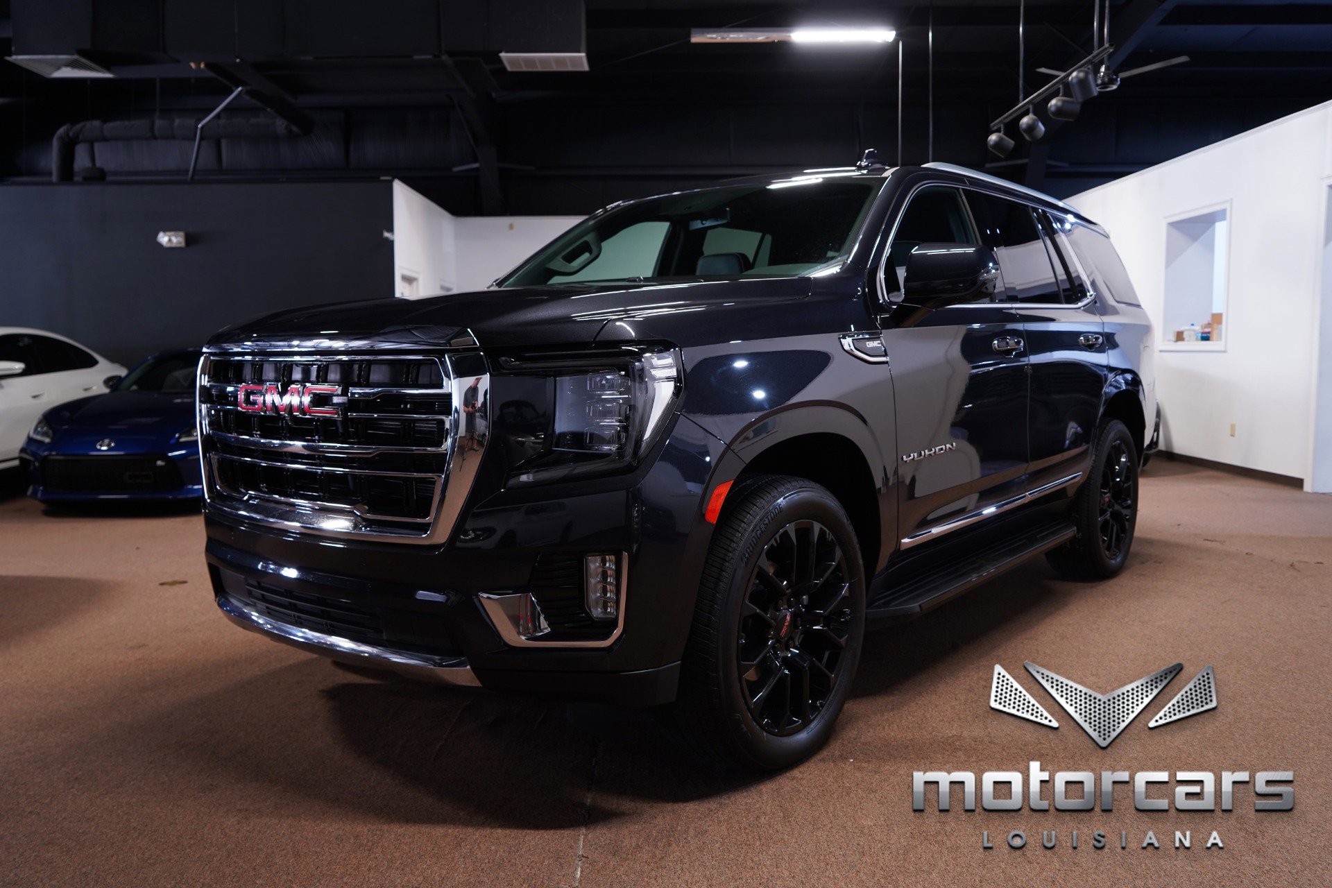 Used 2023 GMC Yukon SLT w/ SLT Premium Package image 3