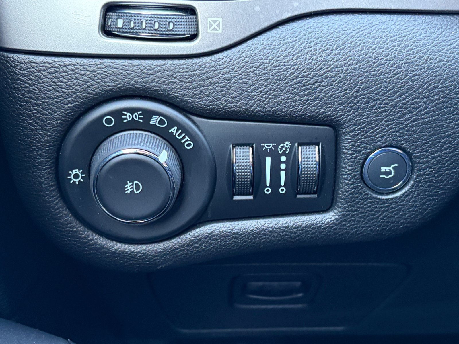 Used 2021 Jeep Cherokee Latitude Lux AWD/4WD image 18