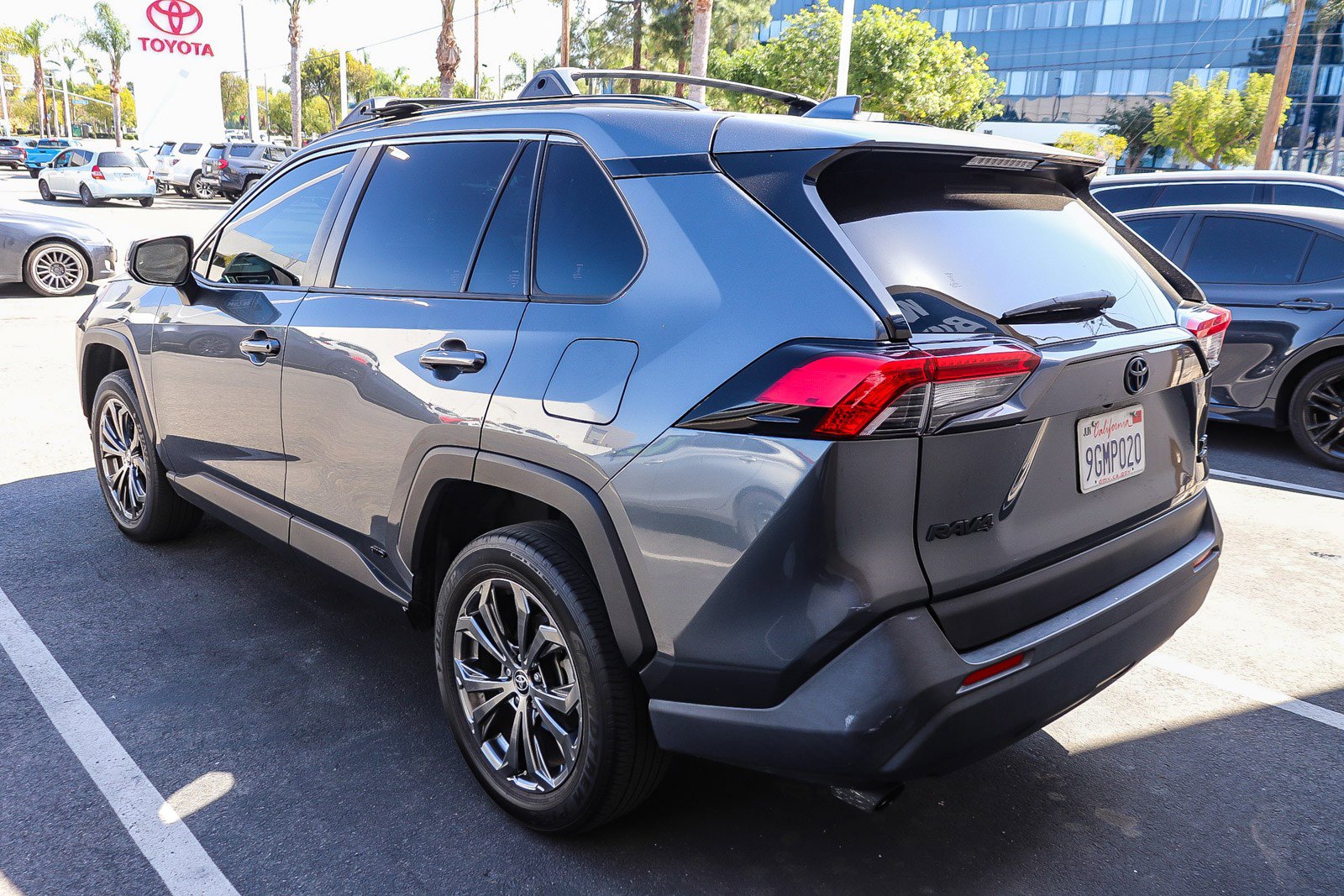 Used 2023 Toyota RAV4 XLE Premium image 14
