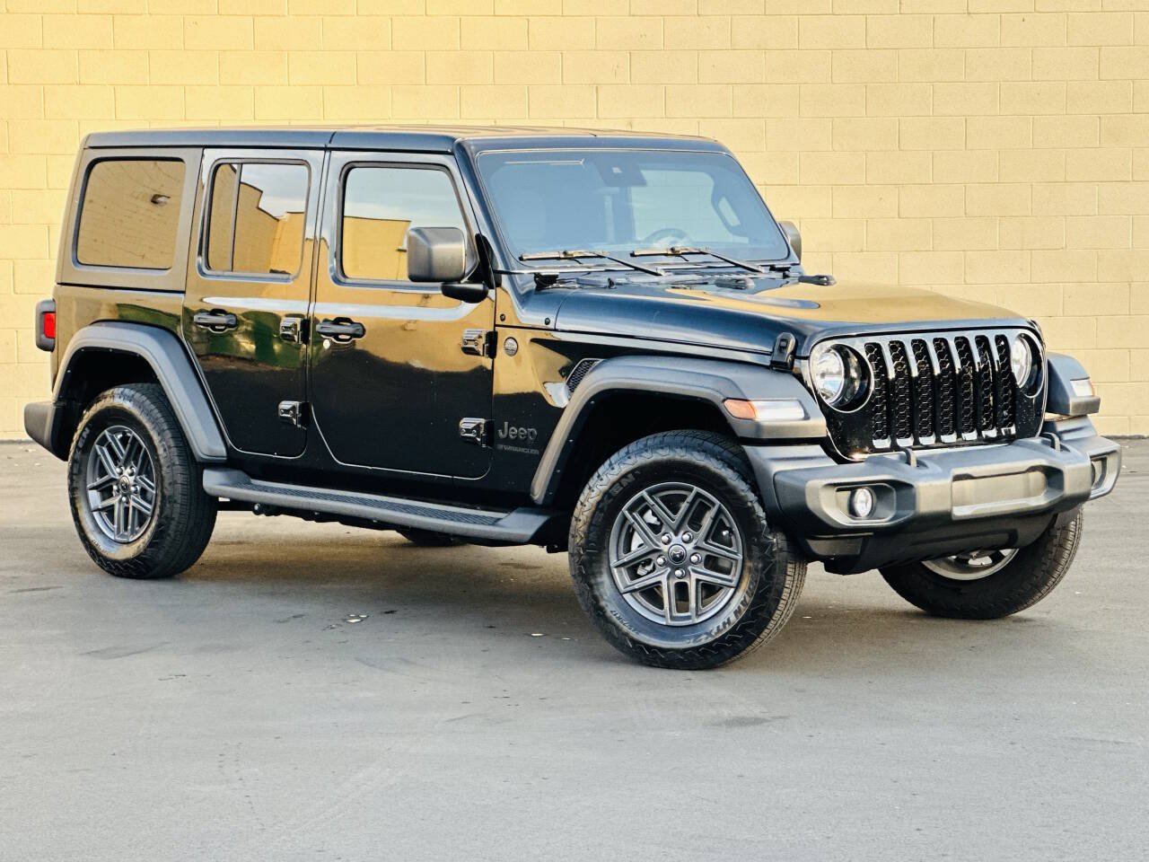 Used 2024 Jeep Wrangler Unlimited Sport AWD/4WD image 6