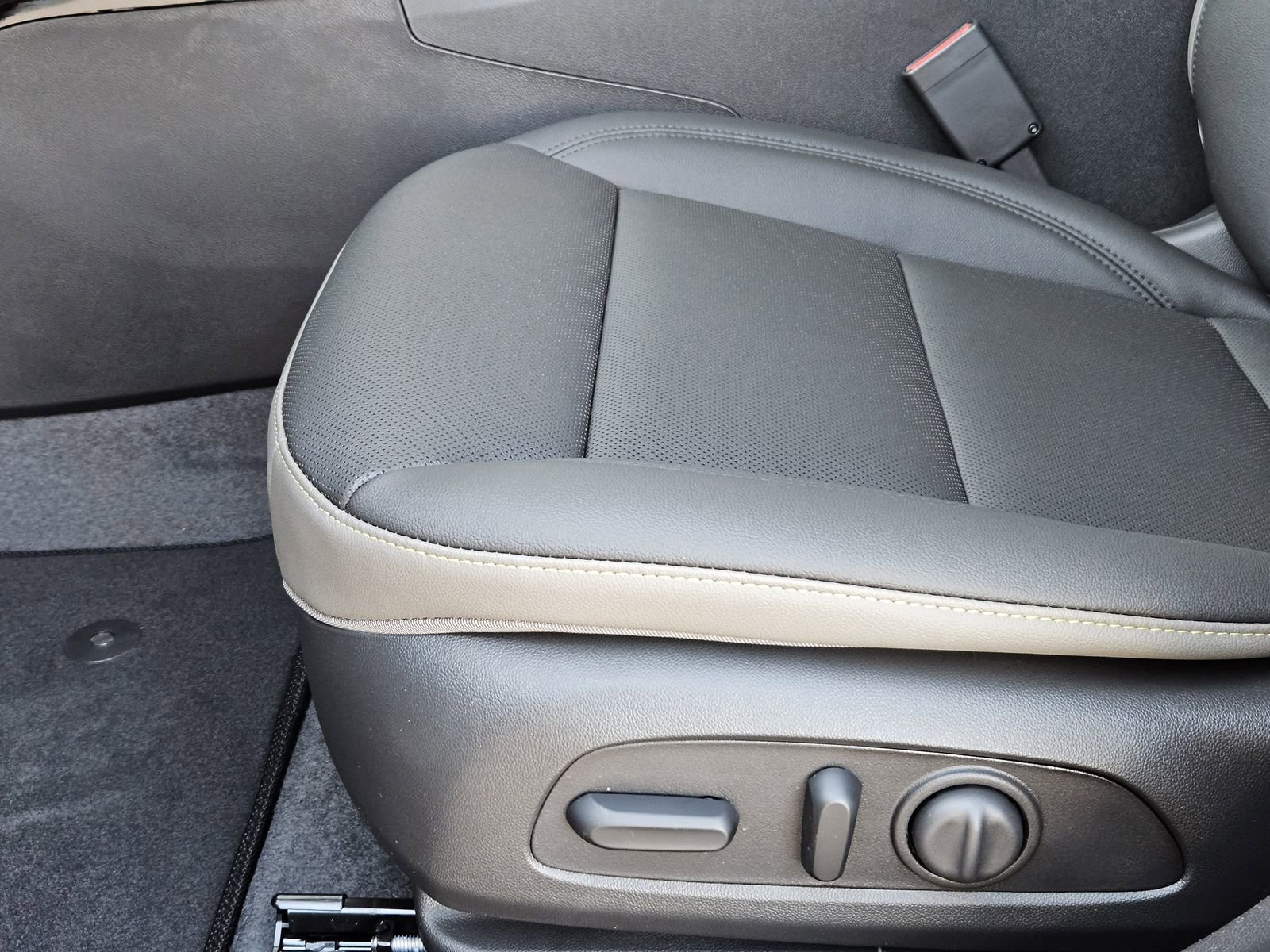 New 2026 Chevrolet Trax ACTIV w/ Sunroof Package image 24