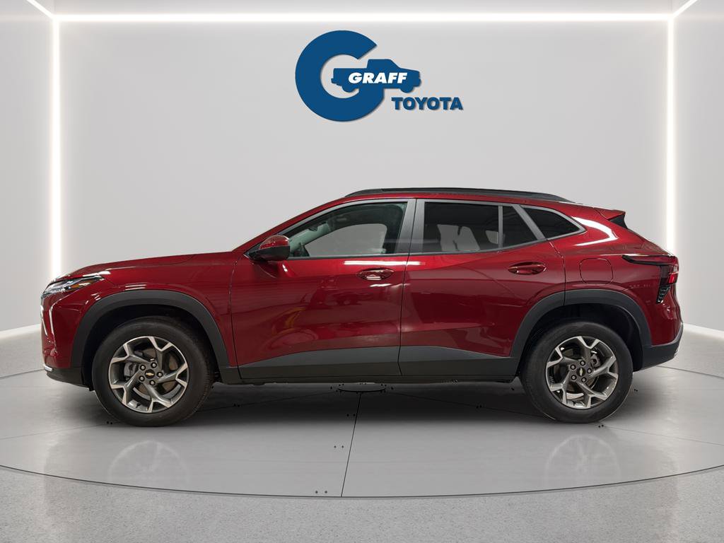 Used 2025 Chevrolet Trax LT w/ LT Convenience Package FWD image 3