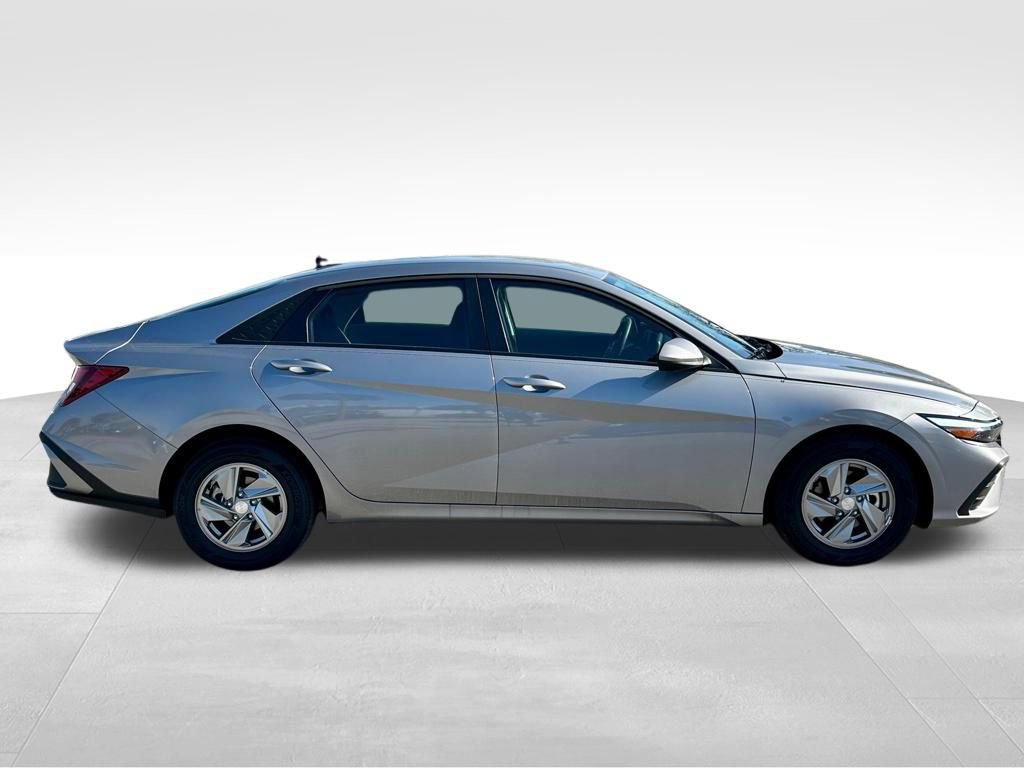 Used 2025 Hyundai Elantra SE image 4