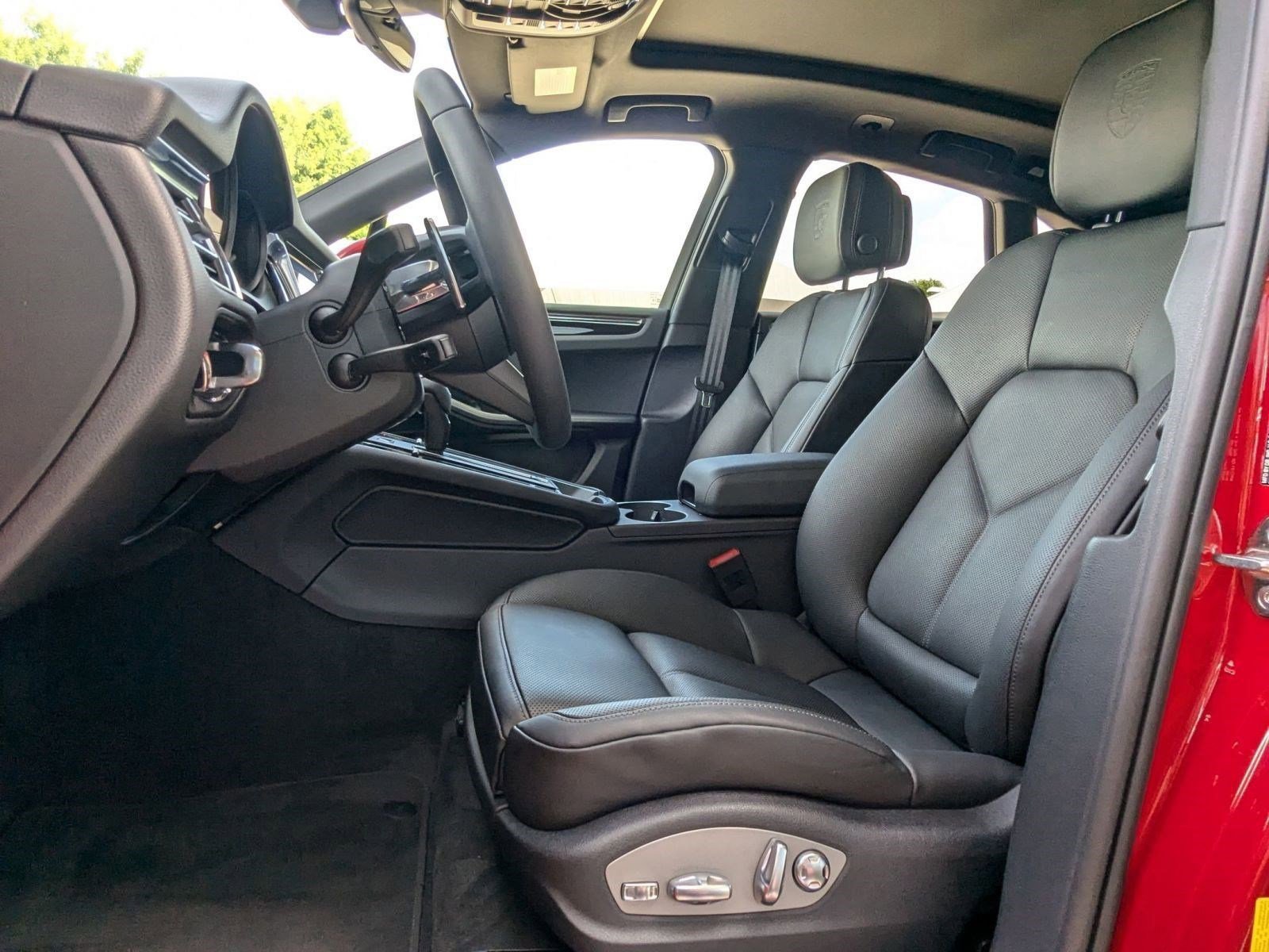 Certified 2025 Porsche Macan image 5