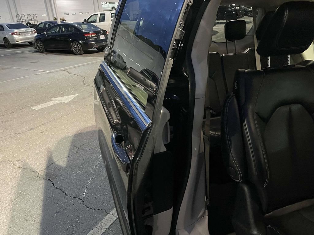Used 2023 Chrysler Pacifica Touring-L image 43