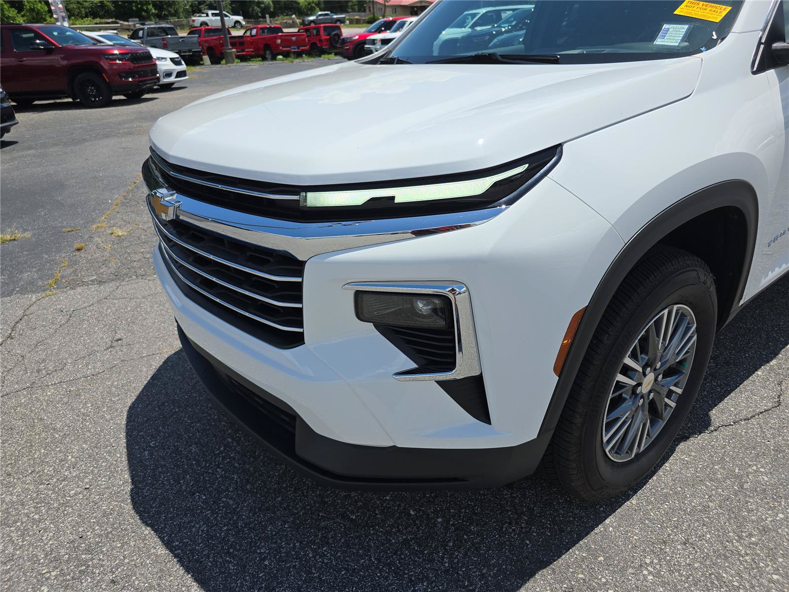 Used 2025 Chevrolet Traverse LT FWD image 9
