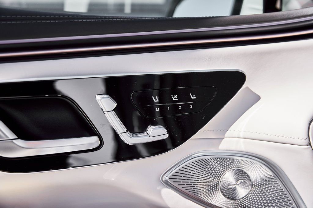 Used 2025 Mercedes-Benz Maybach EQS 680 4MATIC image 40