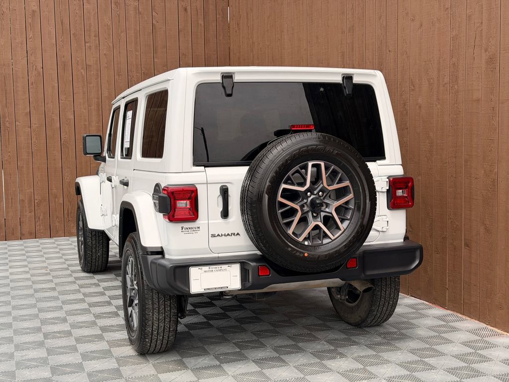 Used 2025 Jeep Wrangler Unlimited Sahara AWD/4WD image 17
