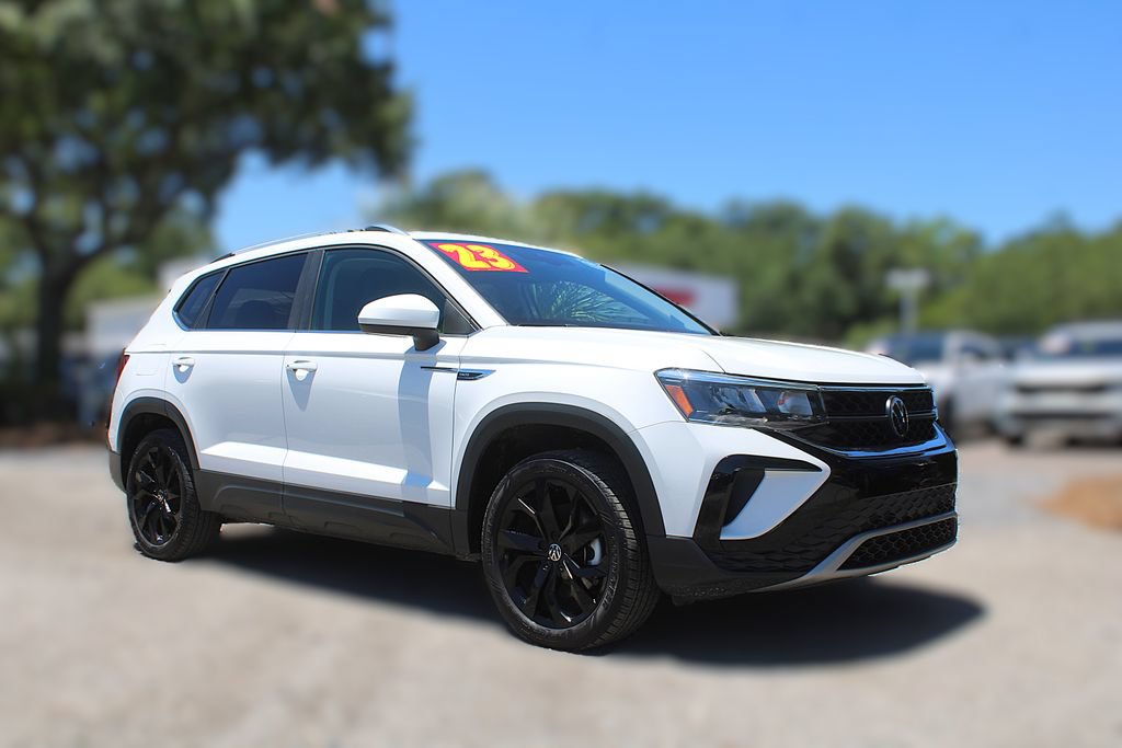 Used 2023 Volkswagen Taos SE w/ Panoramic Sunroof Package FWD image 3