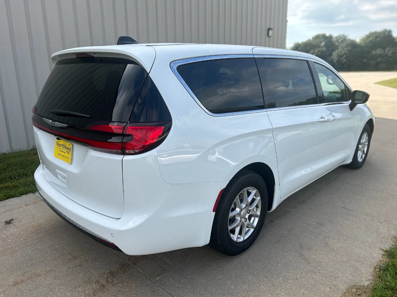 New 2026 Chrysler Pacifica Select image 4