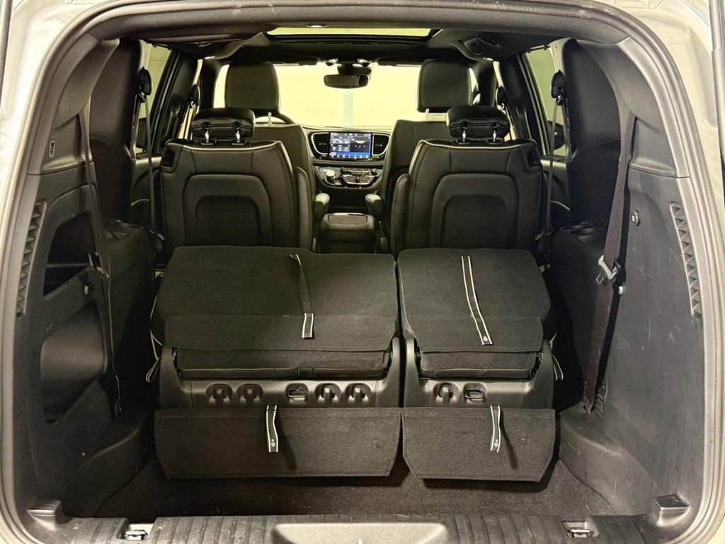 Used 2024 Chrysler Pacifica Limited w/ S Appearance Package image 7