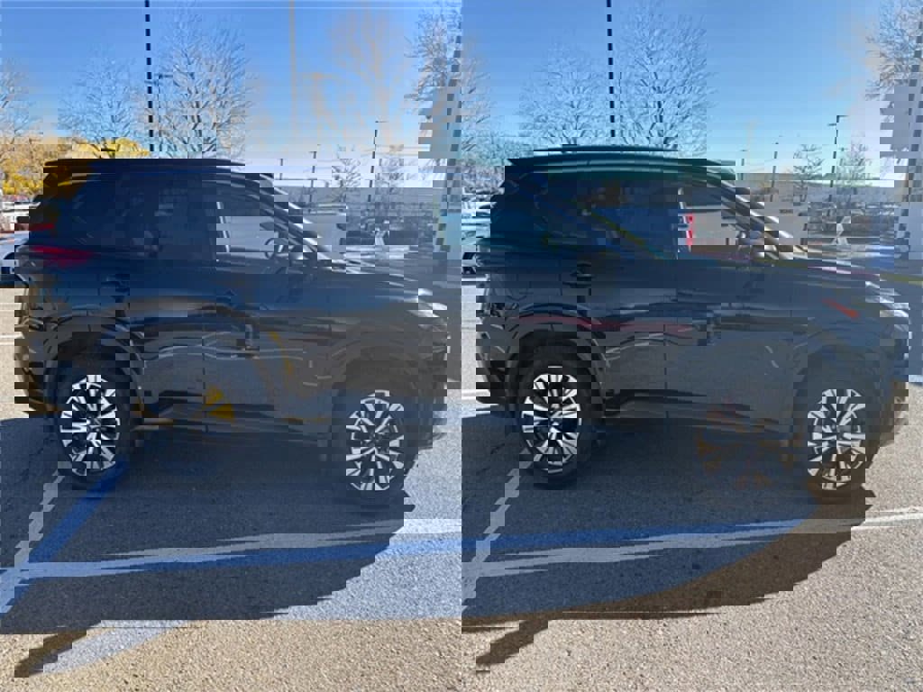 Used 2023 Nissan Rogue SV image 2