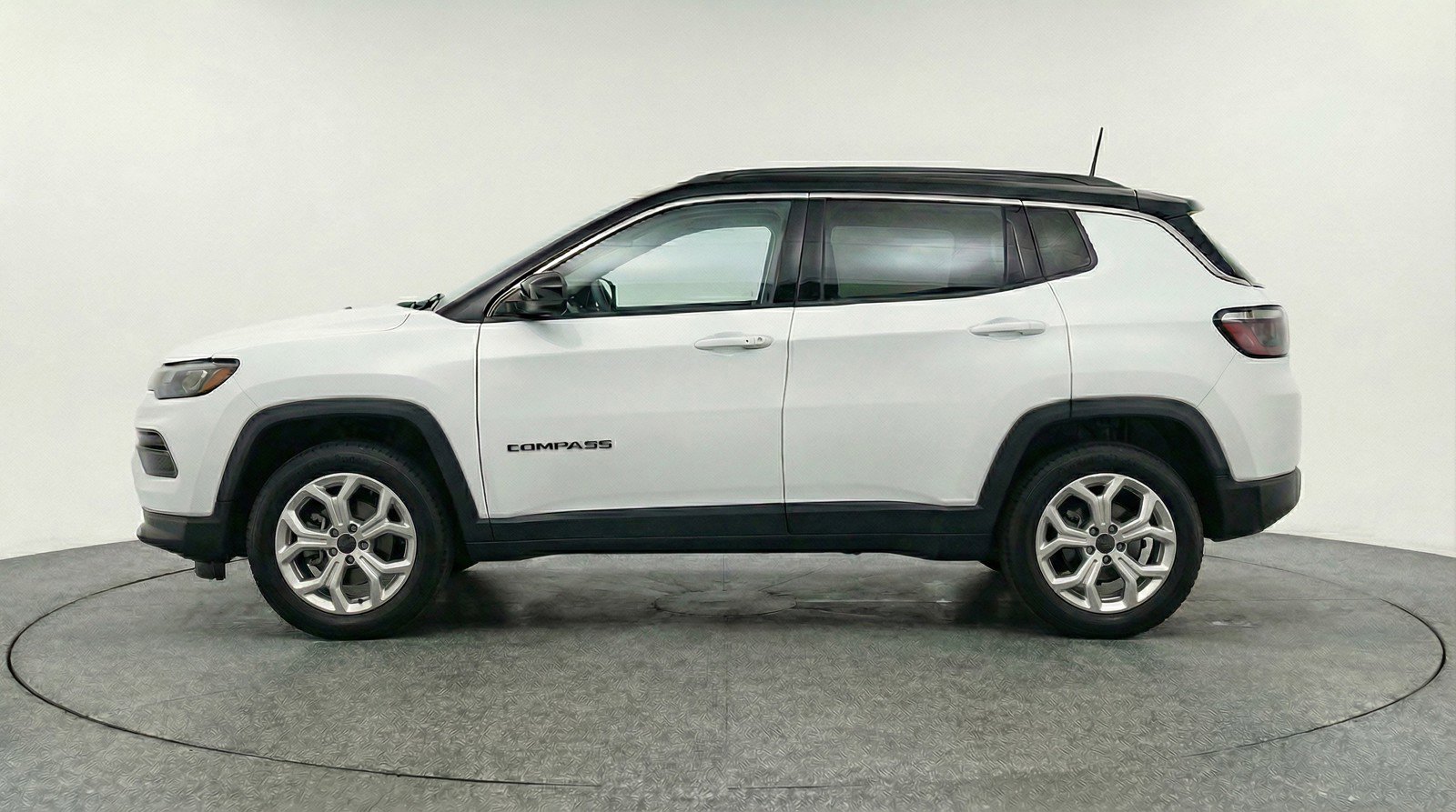 Used 2025 Jeep Compass Latitude AWD/4WD image 5