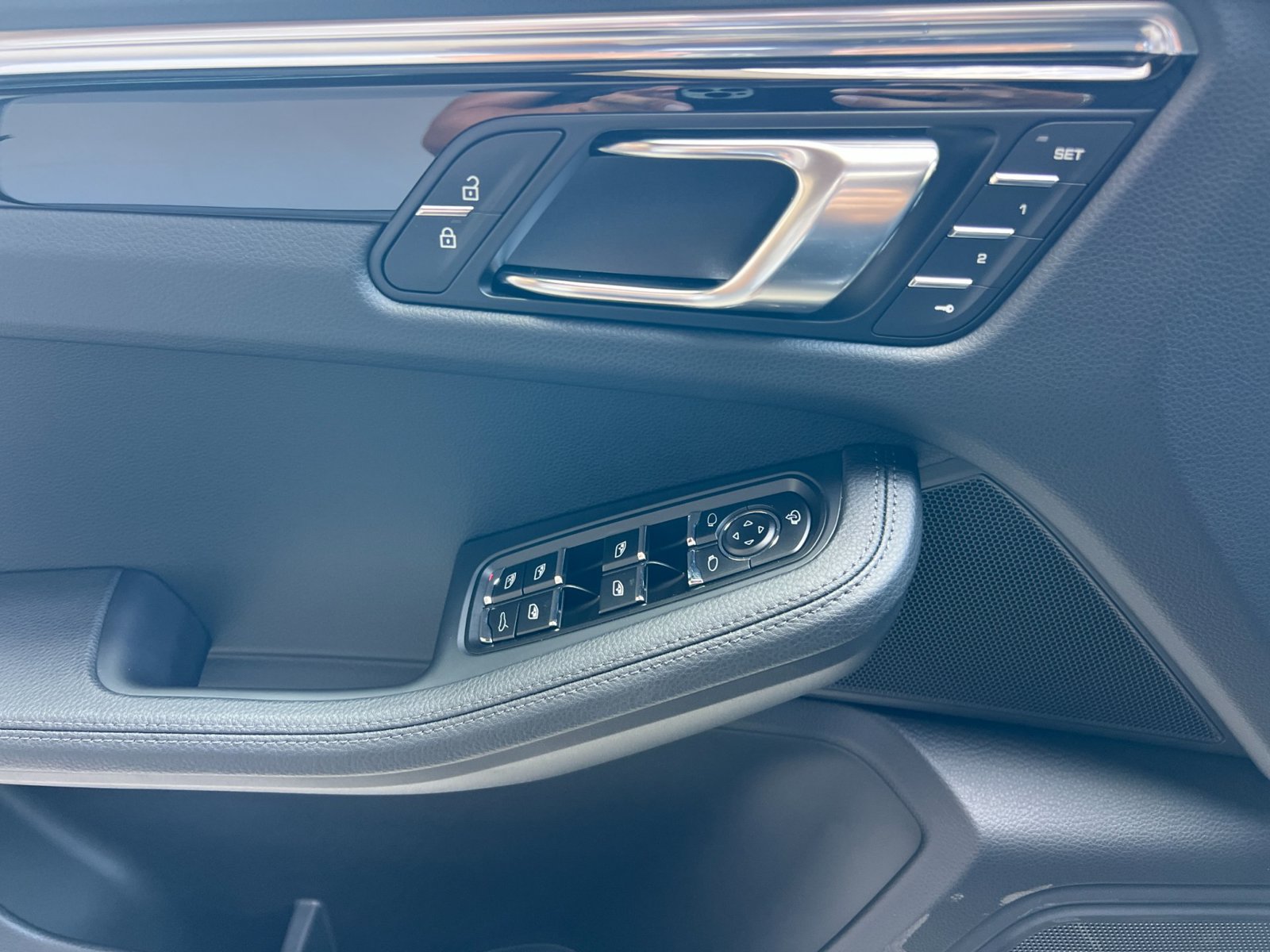 Certified 2026 Porsche Macan AWD/4WD image 12