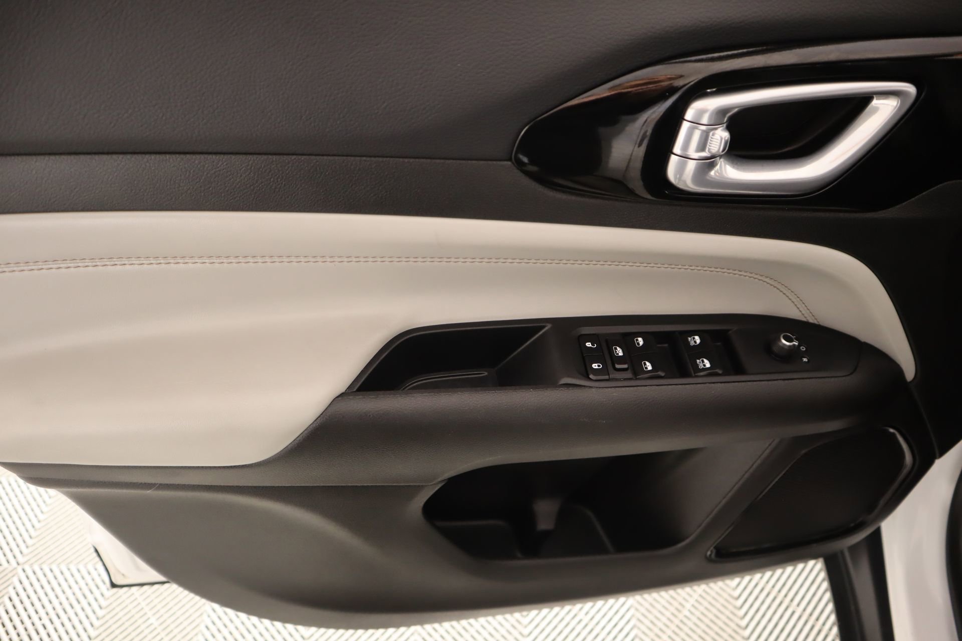 Used 2025 Jeep Compass Limited image 15