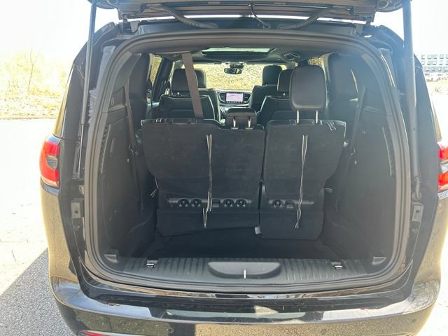 Used 2025 Chrysler Pacifica Limited FWD image 29