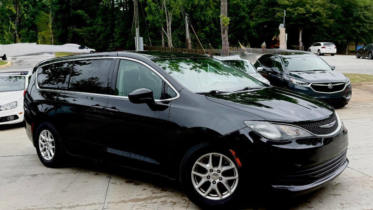 Used 2017 Chrysler Pacifica Touring FWD image 2