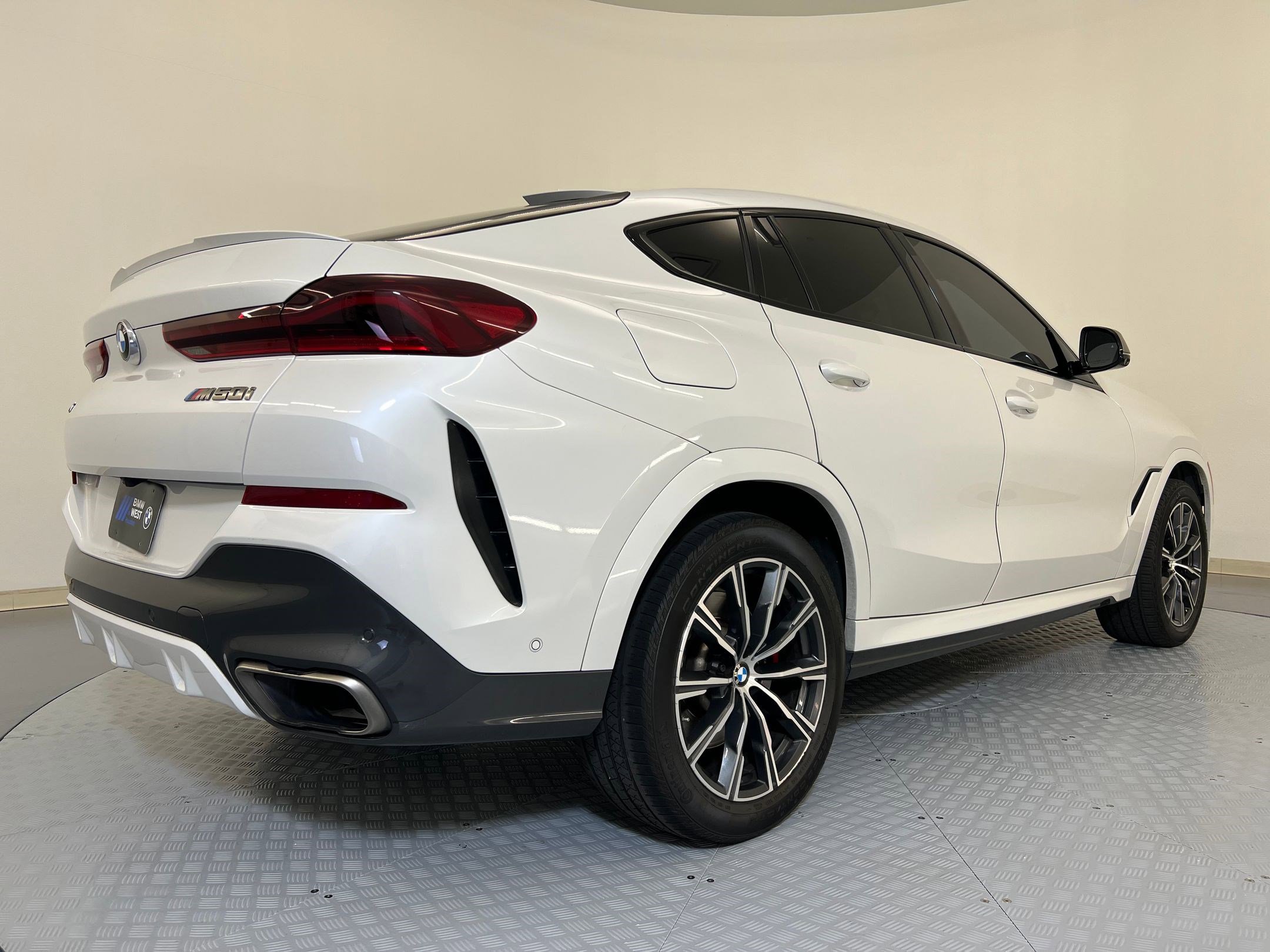 Used 2022 BMW X6 M50i w/ Executive Package image 9