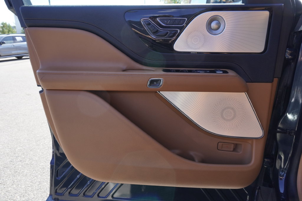 Used 2020 Lincoln Aviator Black Label Grand Touring w/ Class IV Trailer Tow Package AWD/4WD image 17