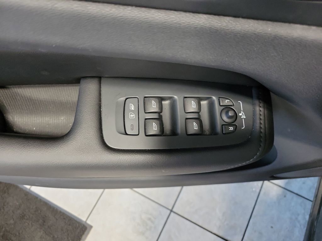 Used 2025 Volvo XC60 B5 Plus image 48
