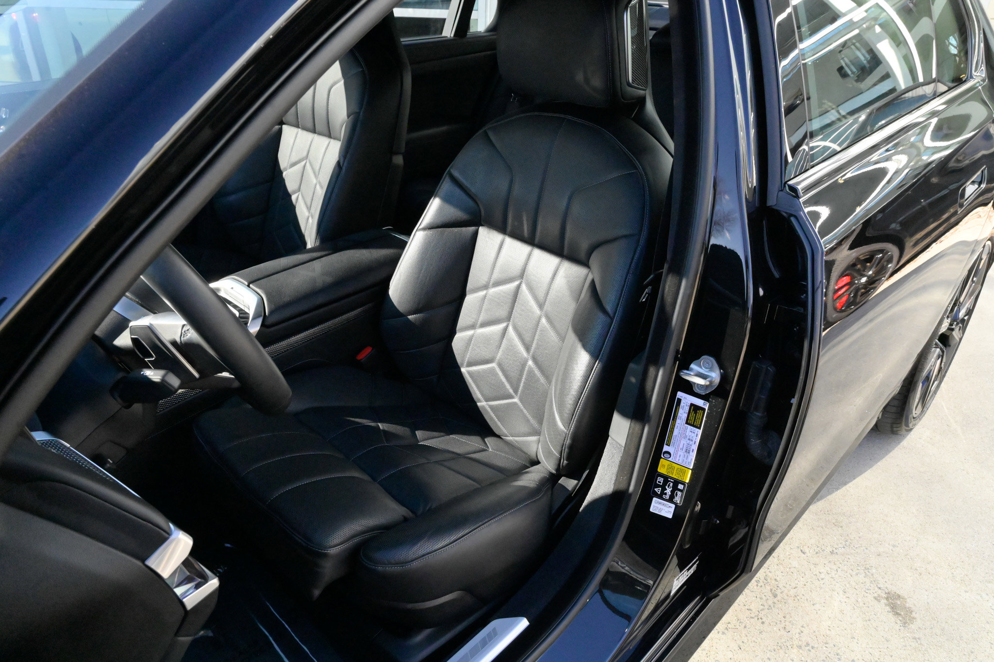 Used 2023 BMW 760i xDrive w/ Executive Package image 21