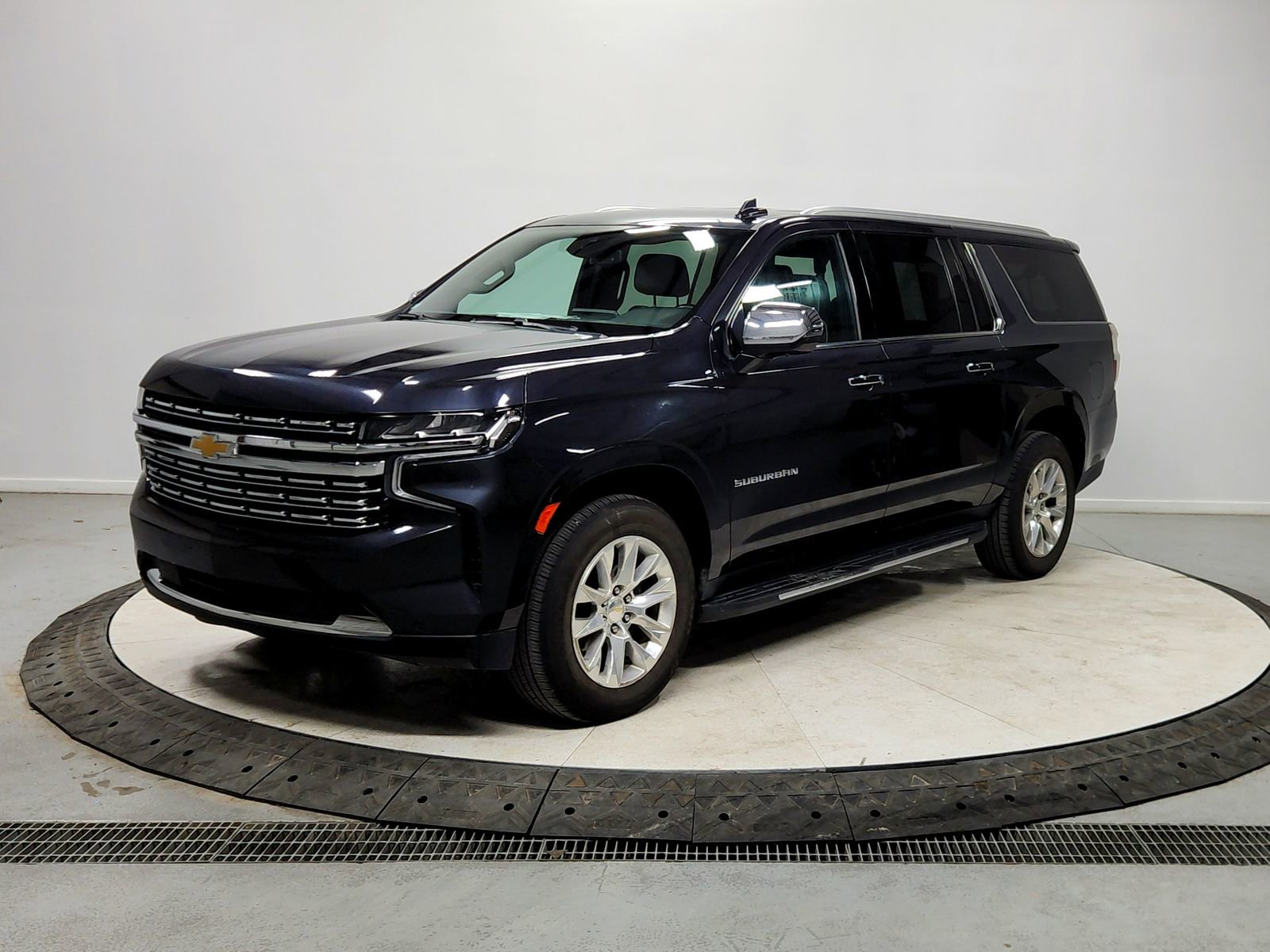 Used 2023 Chevrolet Suburban Premier image 3