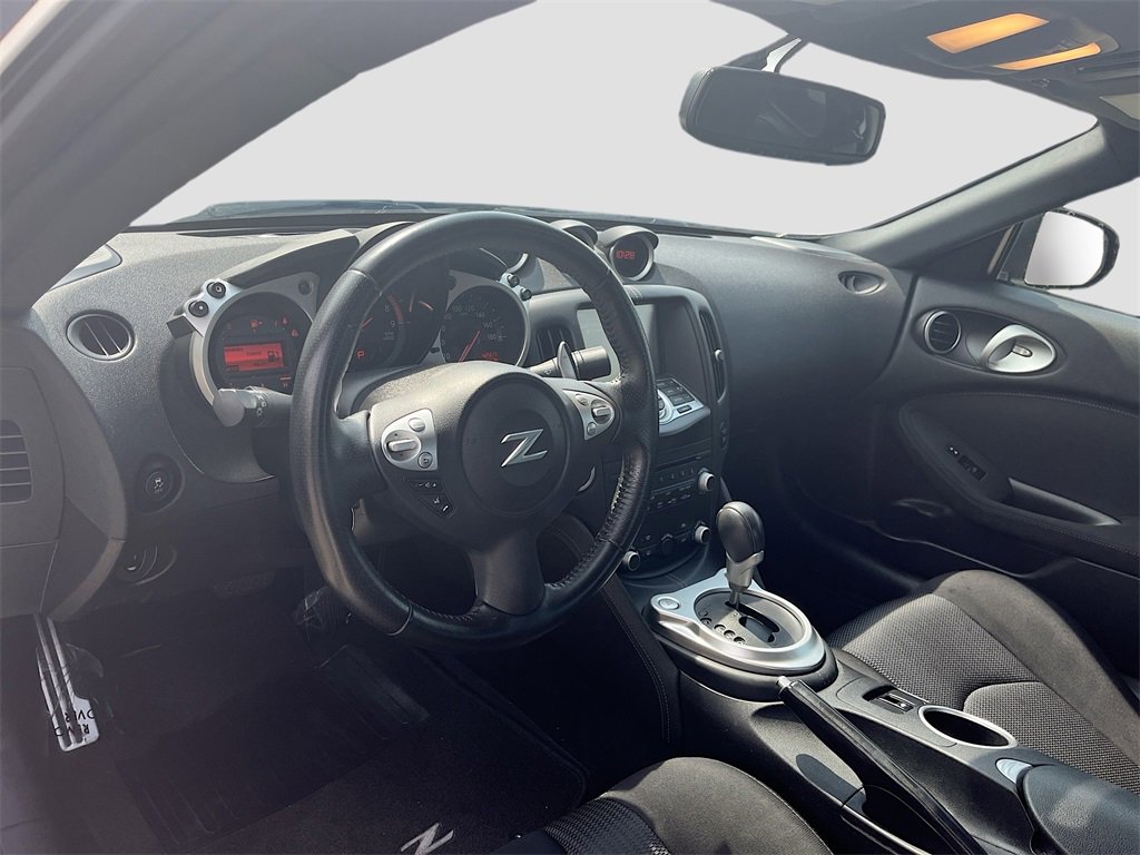 Used 2018 Nissan 370Z w/ Sport Package image 9