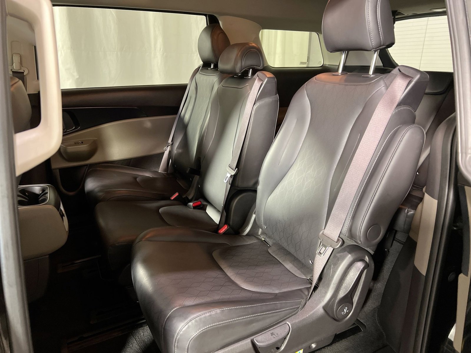 Used 2025 Kia Carnival image 25