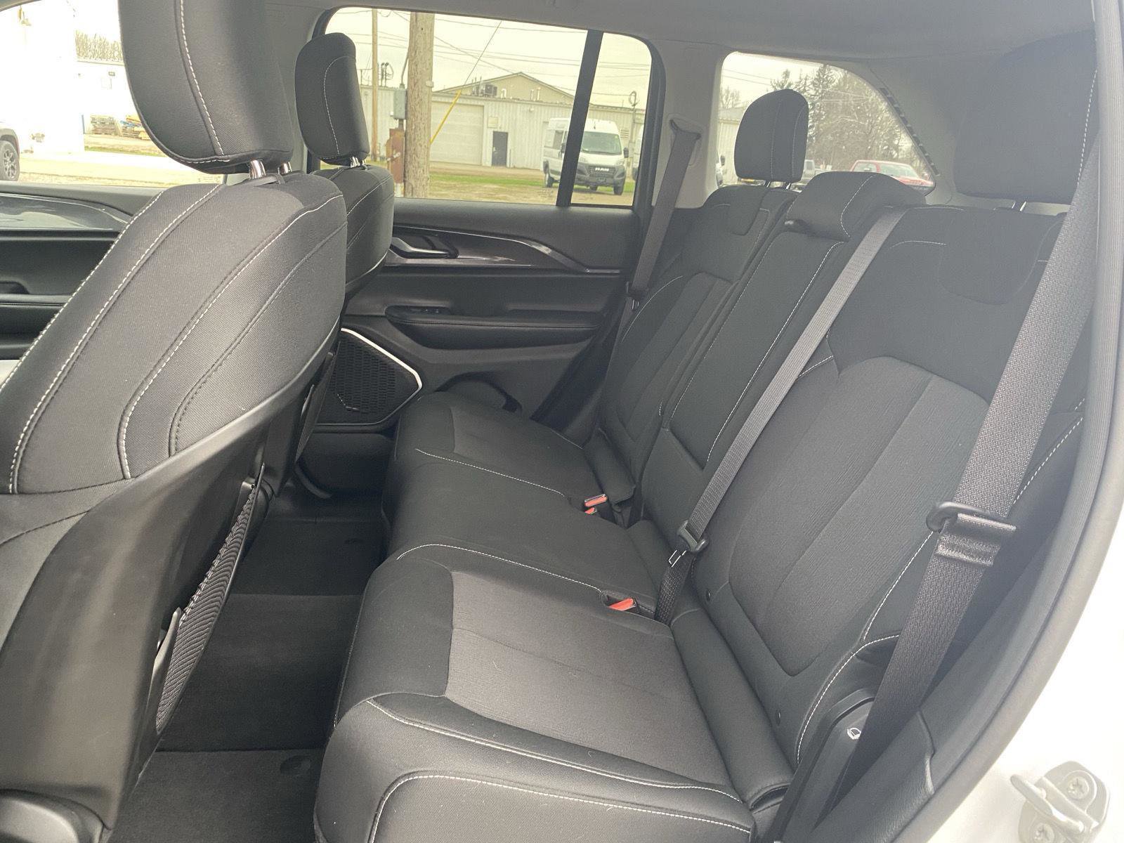 Used 2022 Jeep Grand Cherokee Laredo w/ Luxury Tech Group I image 30