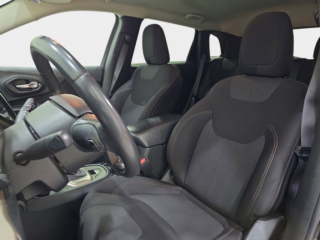 Used 2015 Jeep Cherokee Latitude AWD/4WD image 16