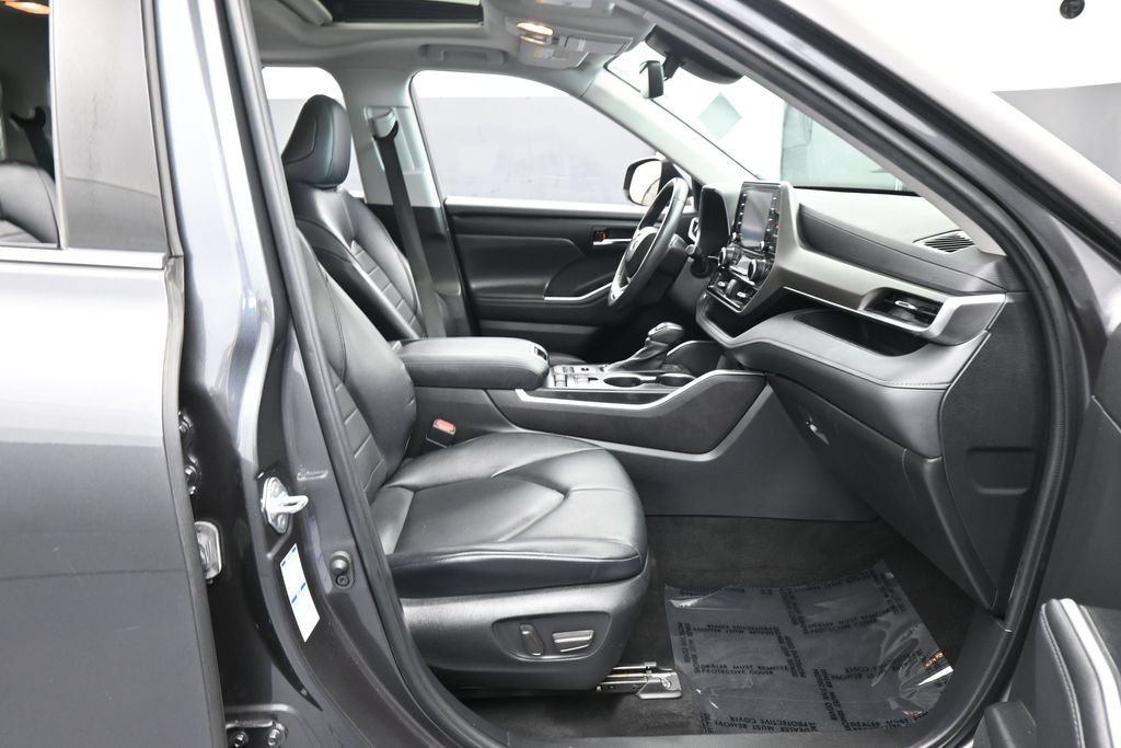 Used 2022 Toyota Highlander XLE AWD/4WD image 41
