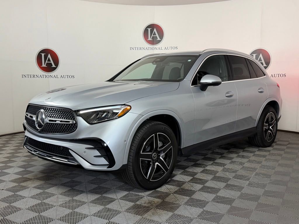 Used 2025 Mercedes-Benz GLC 300 4MATIC image 3